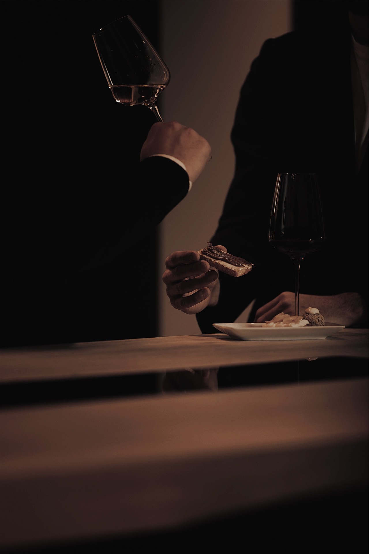 Persone riprese mentre fanno aperitivo all’interno dell'Atelier