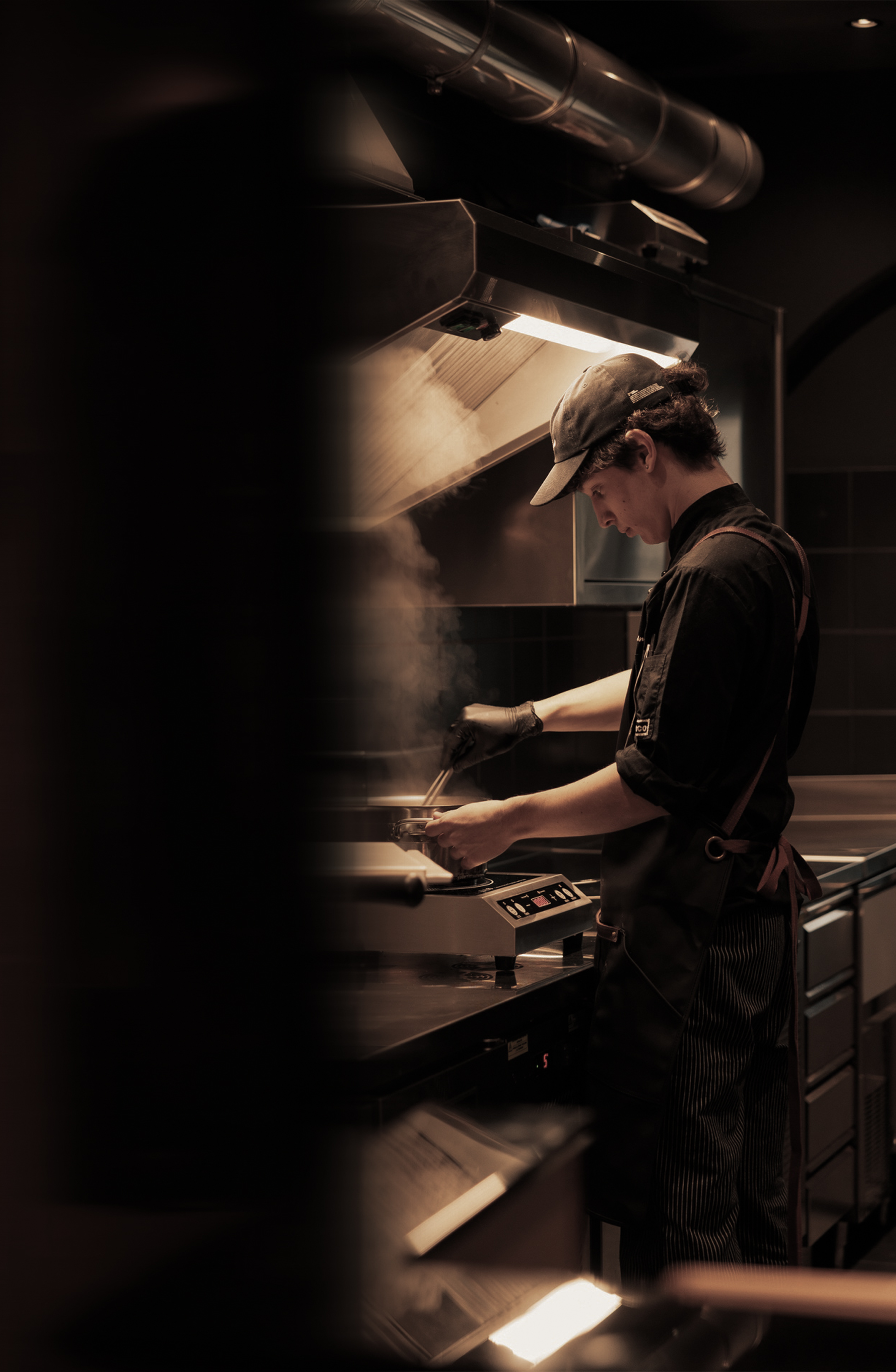 Chef al lavoro nella cucina di QOR