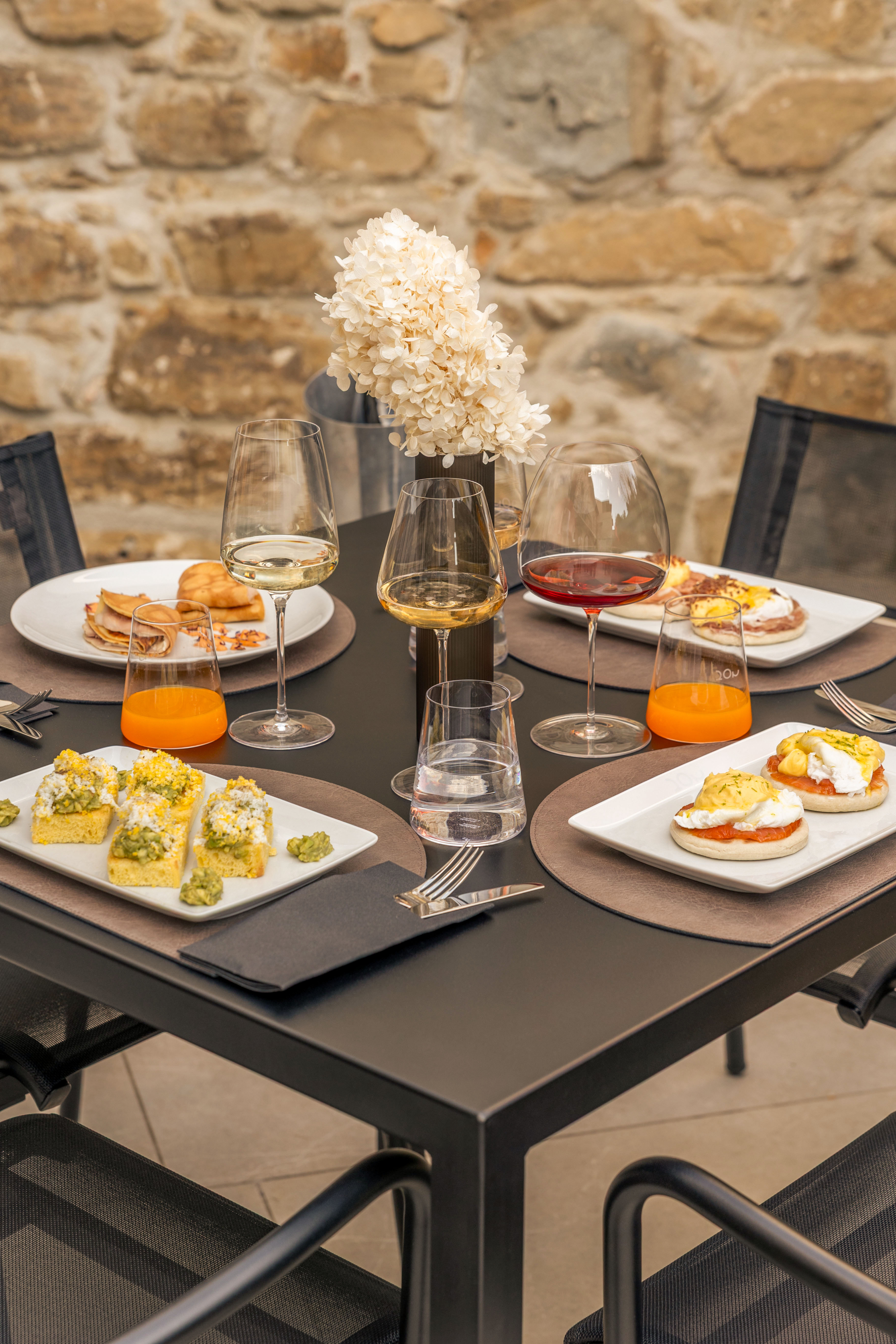 Tavolo apparecchiato nella corte all’aperto per il brunch domenicale
