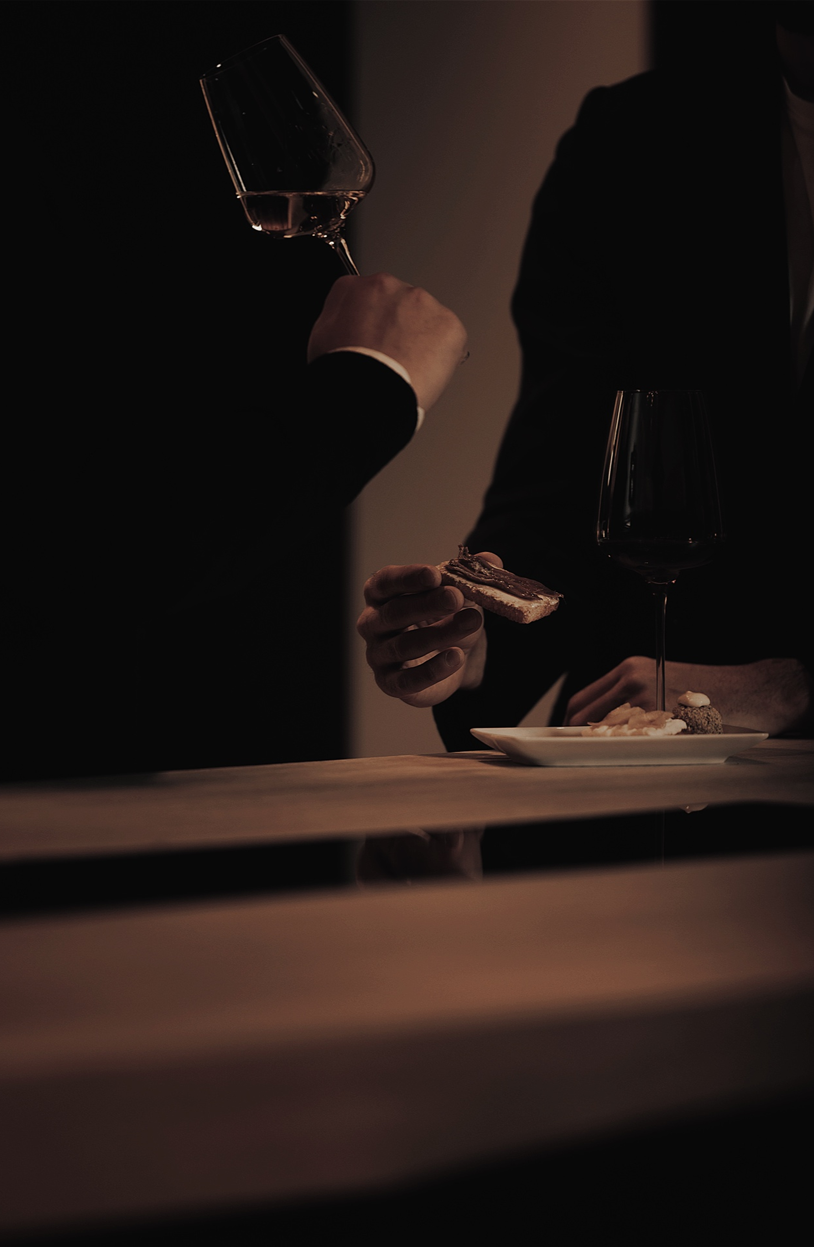 Foto di due persone che fanno aperitivo all’interno dell'Atelier